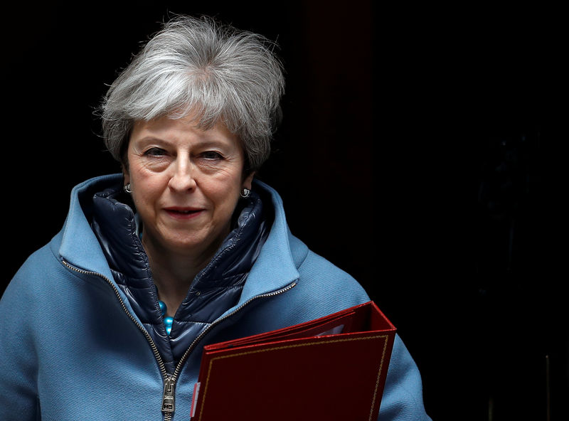 © Reuters. صحيفة: توقعات بأن تحدد رئيسة الوزراء البريطانية موعد استقالتها الأربعاء