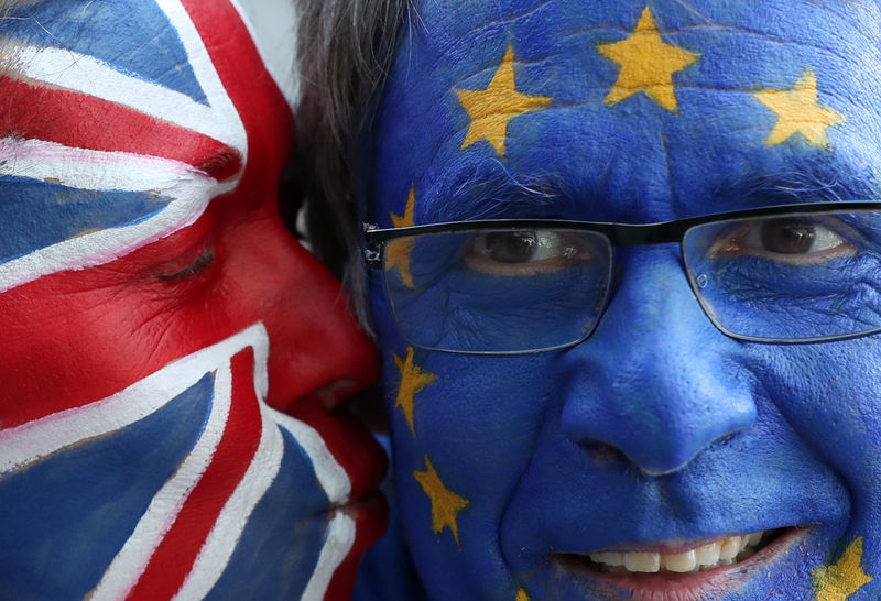 © Reuters. خبير في استطلاعات الرأي: آراء البريطانيين تميل إلى عدم الخروج من الاتحاد الأوروبي