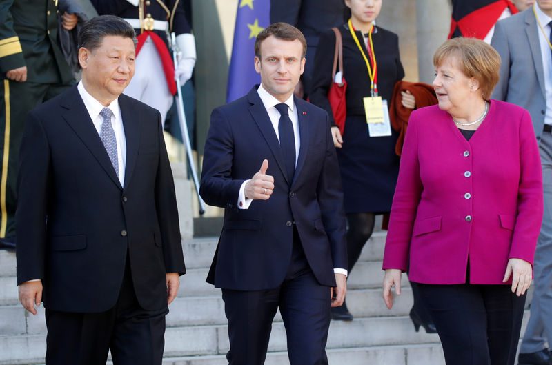 © Reuters. Presidente francês, Emmanuel Macron, chanceler alemã, Angela Merkel, e presidente chinês, Xi Jinping, após encontro no Palácio do Eliseu, em Paris