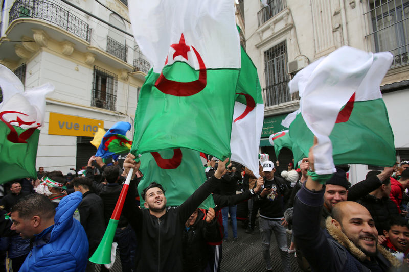 © Reuters. المحتجون الجزائريون يواصلون الضغط على بوتفليقة