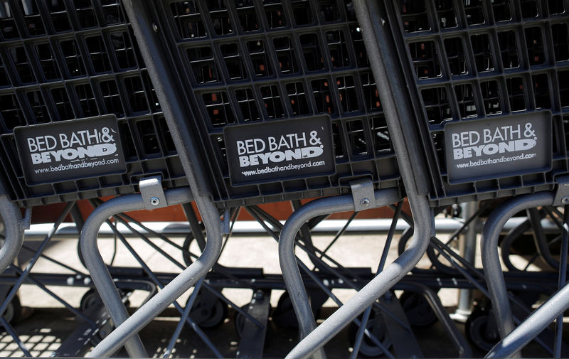 © Reuters. Shopping carts are stacked up at a Bed Bath & Beyond store in Somerville