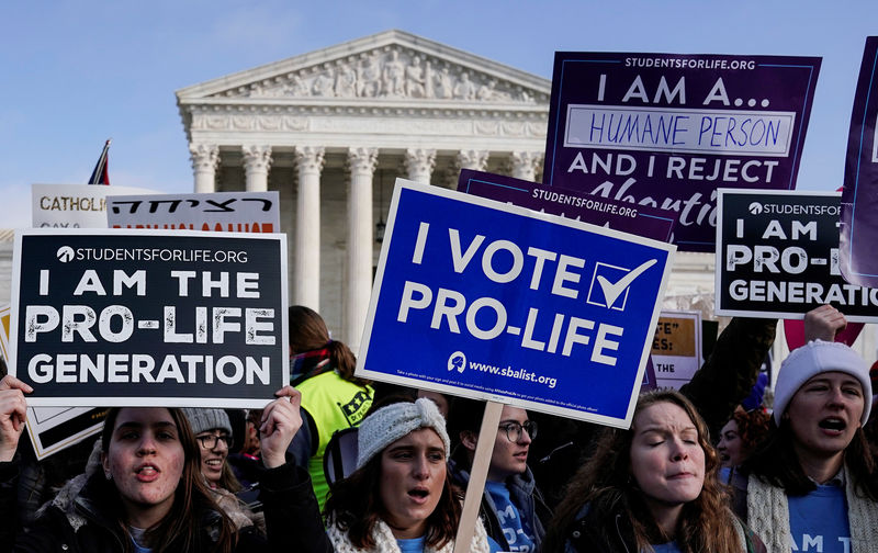 © Reuters. Anti-abortion marchers rally at the Supreme Court during the 46th annual March for Life in Washington