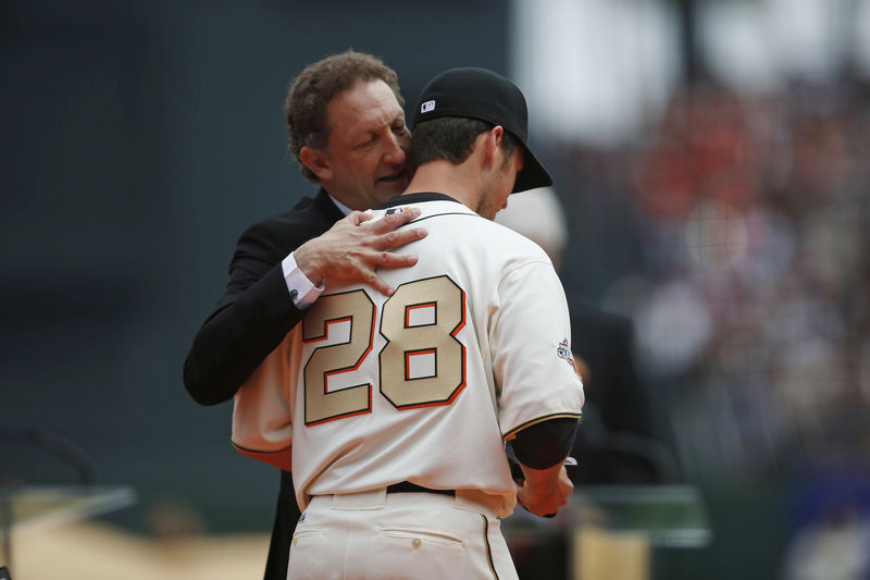 © Reuters. FILE PHOTO - San Francisco Giants' Posey speaks to CEO Baer as he receives his World Series Championship ring in San Francisco