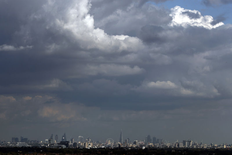 © Reuters. A general view of London's skyline from Heathrow Airport