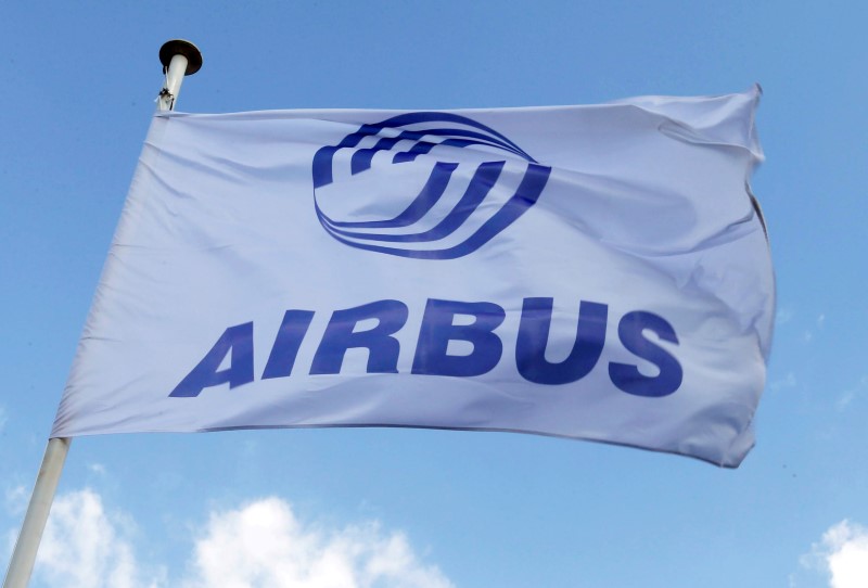 © Reuters. Logo da airbus em bandeira hasteada