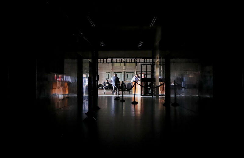 © Reuters. Pessoas sentadas durante blecaute em Caracas, Venezuela