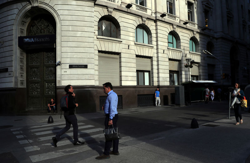 © Reuters. People are pictured outside a bank in Buenos Aires' financial district