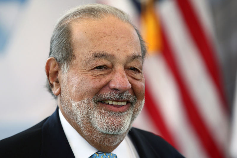 © Reuters. FILE PHOTO: Mexican billionaire Carlos Slim smiles as he attends a ceremony to place the first stone of the new U.S. Embassy in Mexico City