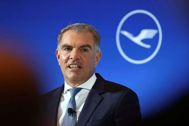 © Reuters. FILE PHOTO: German airline Lufthansa's Chief Executive Officer Spohr attends the company's annual news conference in Frankfurt