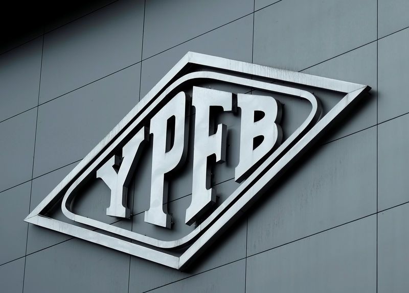 © Reuters. Logo da estatal boliviana YPFB na sede da empresa em La Paz