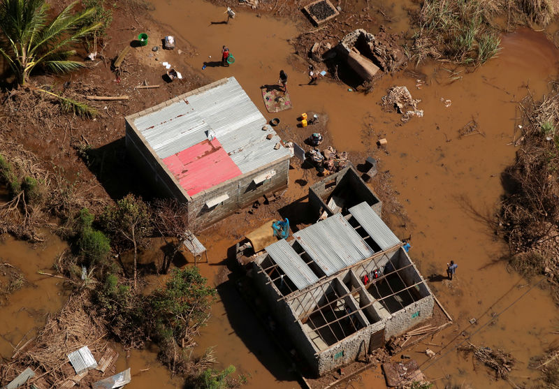 © Reuters. Casas são vistas em meio a enchente após passagem do ciclone Idai, em Buzi, perto de Beira, em Moçambique