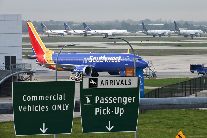 © Reuters. FILE PHOTO: A Southwest Airlines Boeing 737 MAX 8 aircraft is pictured in front of United Airlines planes, including Boeing 737 MAX 9 models, at William P. Hobby Airport in Houston