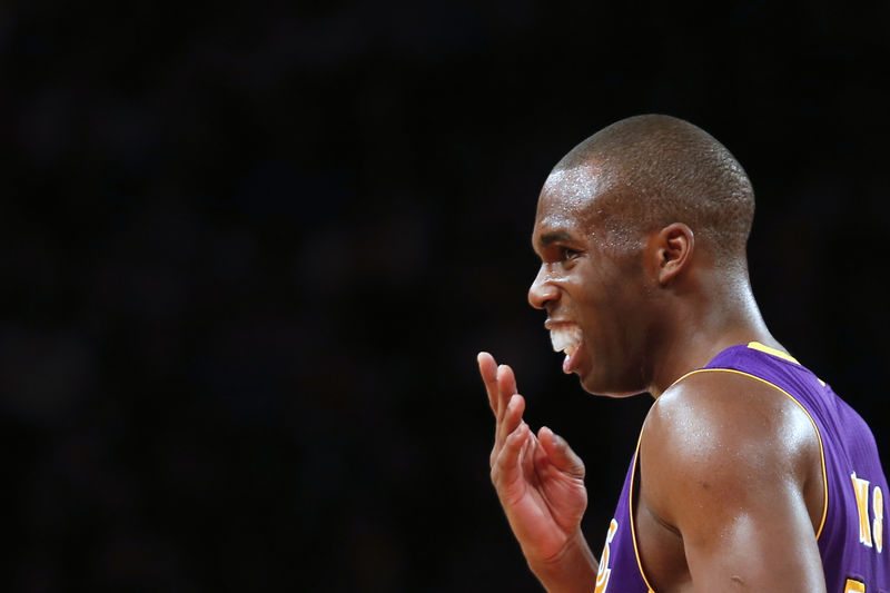 © Reuters. FILE PHOTO: Los Angeles Lakers Meeks inserts a mouth guard during their NBA game against the New York Knicks in New York