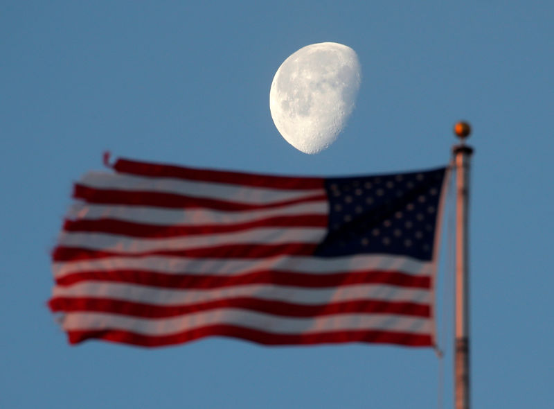 © Reuters. LES ETATS-UNIS VEULENT RENVOYER DES HOMMES SUR LA LUNE D'ICI 2024