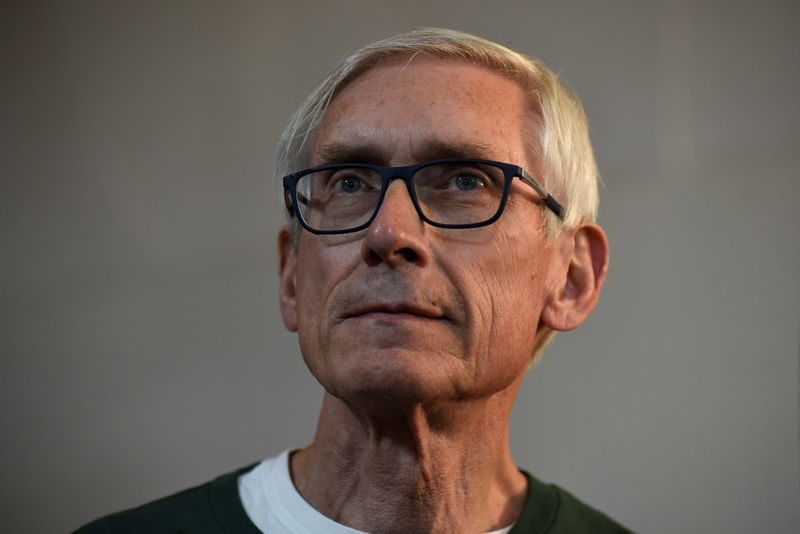 © Reuters. FILE PHOTO: Democratic gubernatorial candidate Evers waits to speak to supporters at a campaign event in Milwaukee