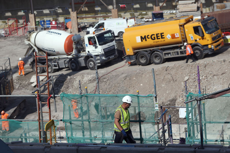 © Reuters. FILE PHOTO: Builders work on a construction site in London