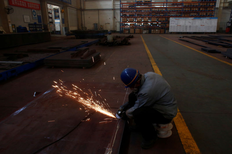 © Reuters. A man works in the Tianye Tolian Heavy Industry Co. factory in Qinhuangdao