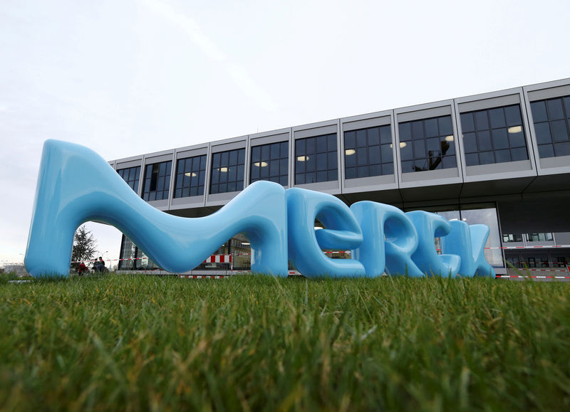 © Reuters. FILE PHOTO: A logo of drugs and chemicals group Merck KGaA is pictured in Darmstadt