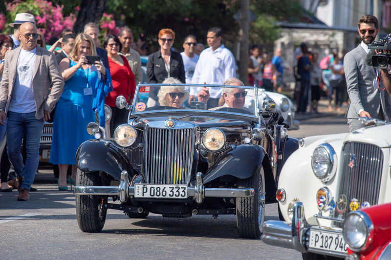 © Reuters. El príncipe Carlos y la duquesa Camila llegan a una exhibición de autos antiguos en un MG TD negro de 1953, en La Habana.