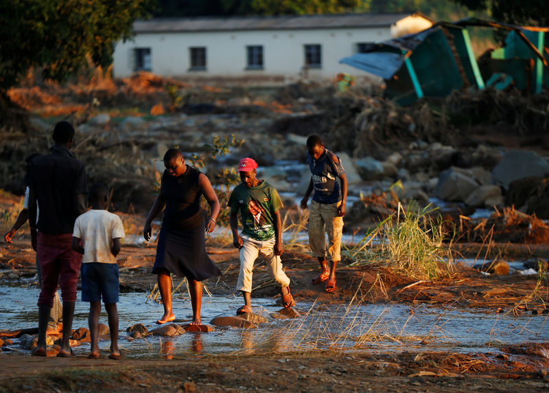 © Reuters. Sobrevivientes del Ciclón Idai llegan al centro de negocios Coppa para recibir ayuda en Chipinge, Zimbawe.