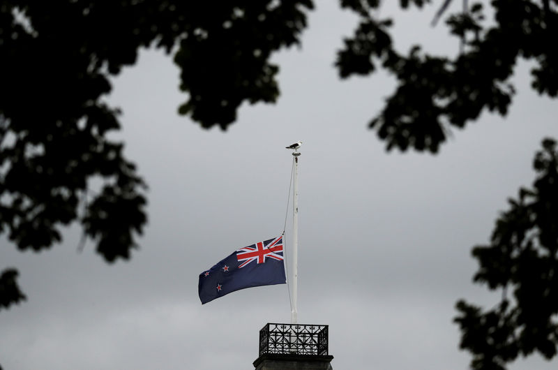 © Reuters. FOTO DE ARCHIVO: La bandera nacional de Nueva Zelanda a media asta cerca de Masjid Al Noor después de los ataques a la mezquita en Christchurch