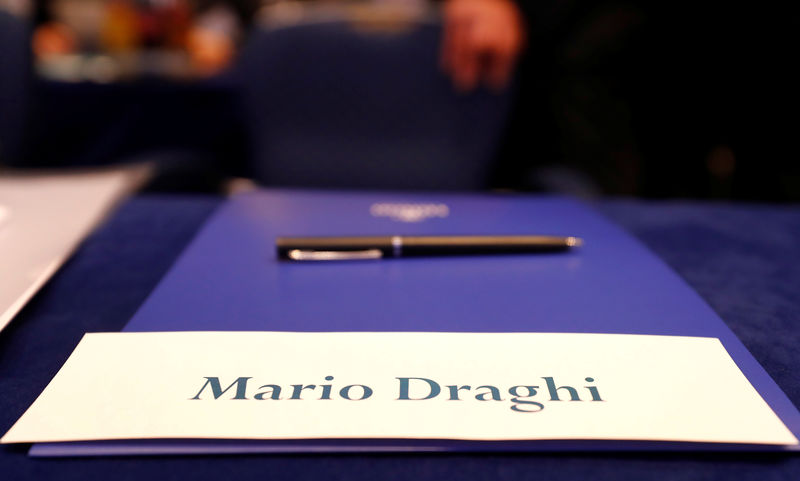 © Reuters. The working space for Mario Draghi, President of the European Central Bank (ECB) is prepared at the conference "The ECB and its watchers" in Frankfurt