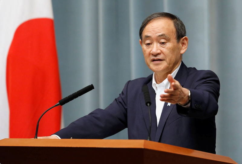 © Reuters. FILE PHOTO: Japan's Chief Cabinet Secretary Suga attends a news conference at Prime Minister Shinzo Abe's official residence in Tokyo