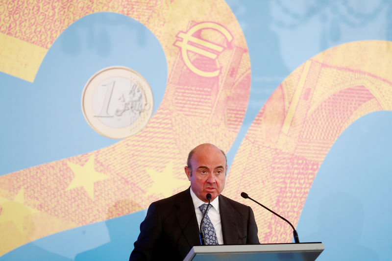 © Reuters. Vice-President of the European Central Bank Luis de Guindos speaks during an event in Riga