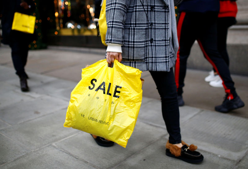 © Reuters. People shopping on Oxford Street in central London