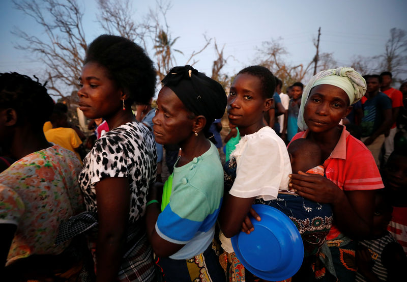 © Reuters. Mulheres fazem fila para receber comida em acampamento para desabrigados pelo ciclone Idai