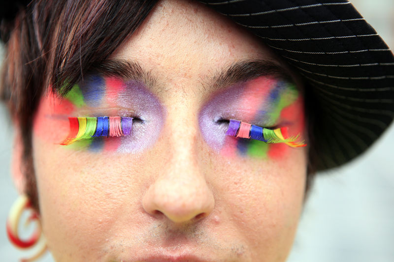 © Reuters. Una persona durante el el desfile del Orgullo Gay de Irlanda del Norte posa para los fotógrafos al comienzo de las festividades en Belfast