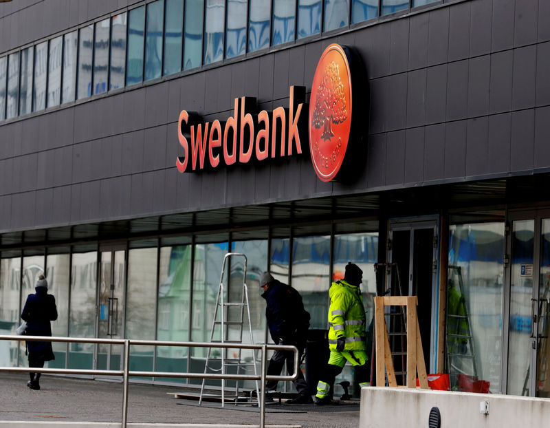 © Reuters. FILE PHOTO: Construction workers work at Swedbank local headquarters building in Tallinn