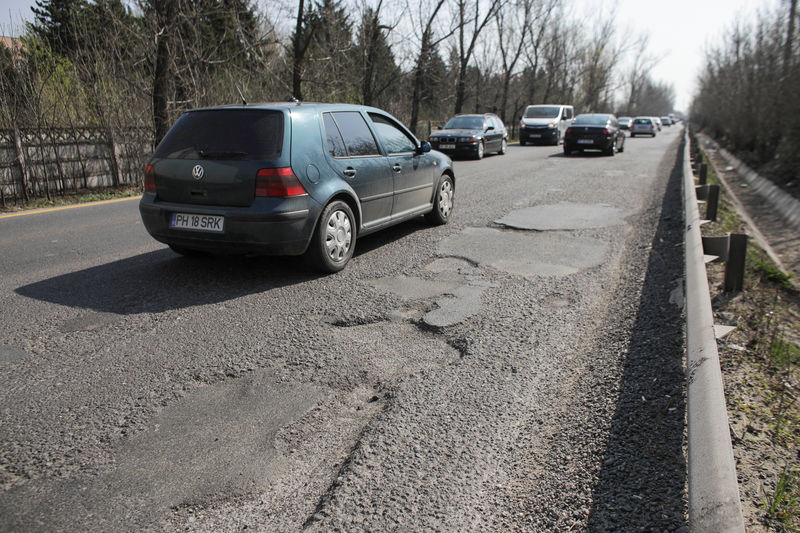 © Reuters. Drivers avoid potholes on the eastern portion of the Bucharest ring road, in Pantelimon