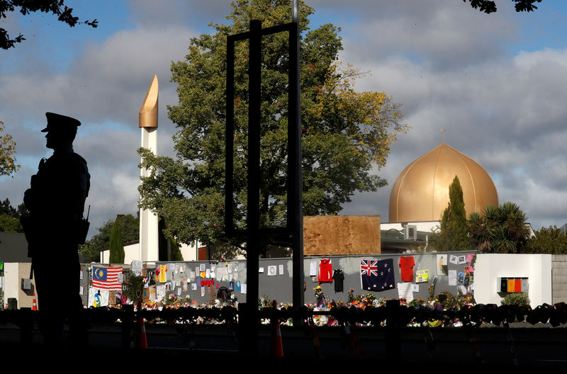 © Reuters. Policial em frente a mesquita de Christchurch