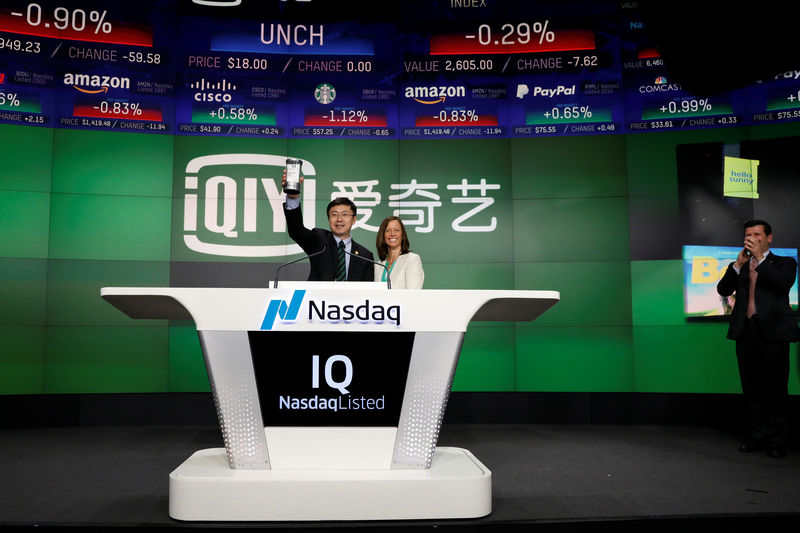 © Reuters. Yu Gong, CEO da iQiyi na Nasdaq no dia do IPO da empresa