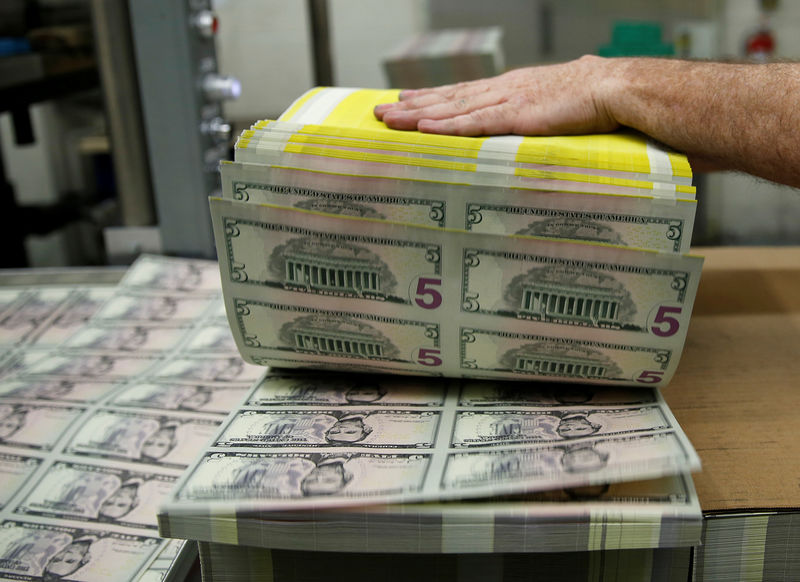 © Reuters. FILE PHOTO: Sheets of Lincoln five dollar bill are fanned out at the Bureau of Engraving and Printing in Washington