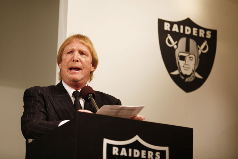 © Reuters. FILE PHOTO - Raiders' owner Davis introduces new head coach Allen during a news conference at the Raiders' training facility in Oakland