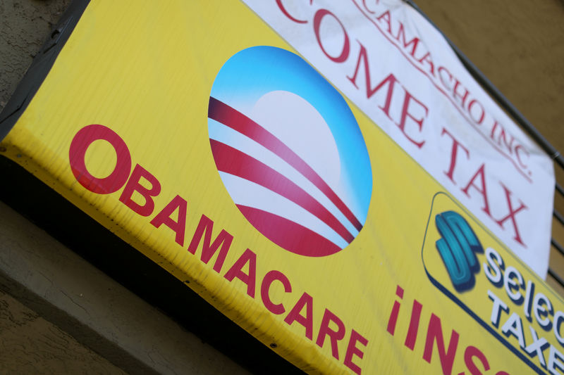 © Reuters. FILE PHOTO: A sign on an insurance store advertises Obamacare in San Ysidro