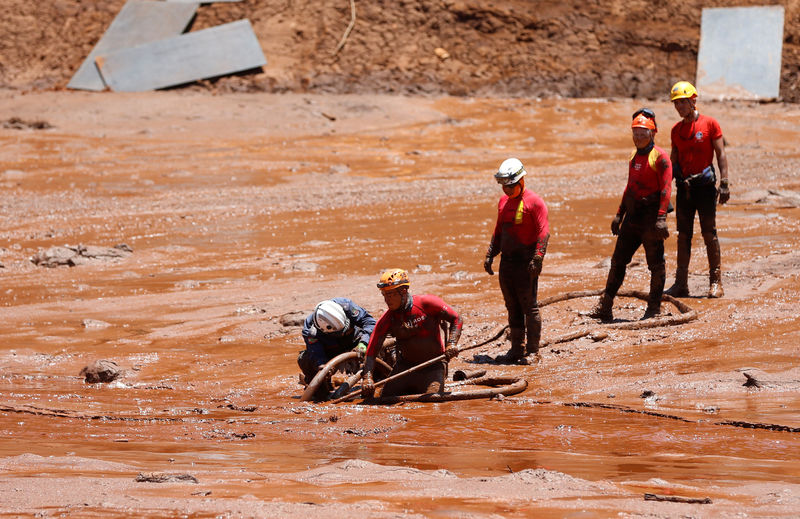 © Reuters. Equipes de resgate buscam vítimas do rompimento de uma barragem de rejeitos da mineradora brasileira Vale SA, em Brumadinho