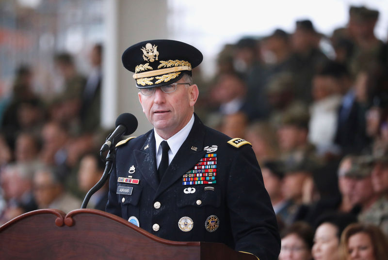 © Reuters. General norte-americano Robert Abrams discursa em Pyeongtaek