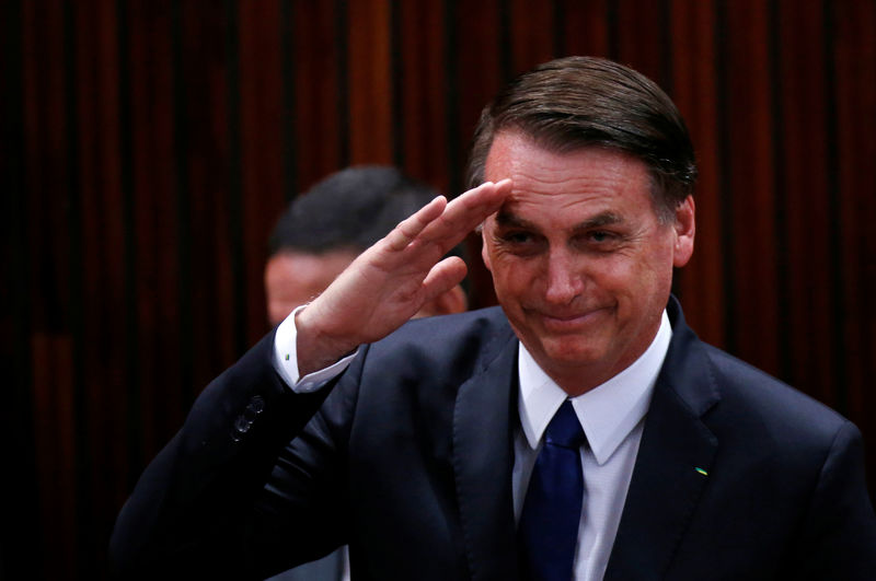 © Reuters. Jair Bolsonaro bate continência em Brasília