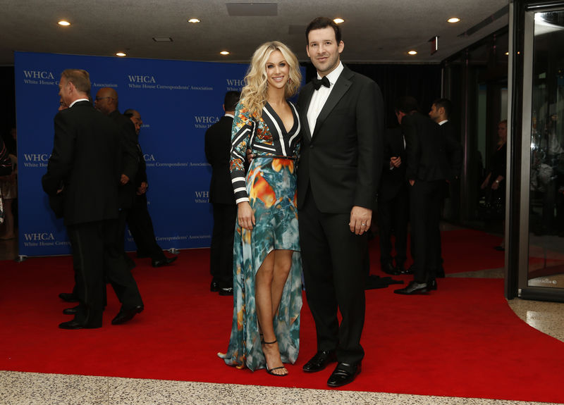 © Reuters. Dallas Cowboys quarterback Tony and wife Candice arrive for the annual White House Correspondents' Association dinner in Washington