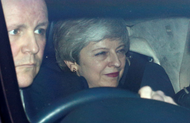 © Reuters. La primera ministra británica, Theresa May, fuera del Parlamento en  Londres.