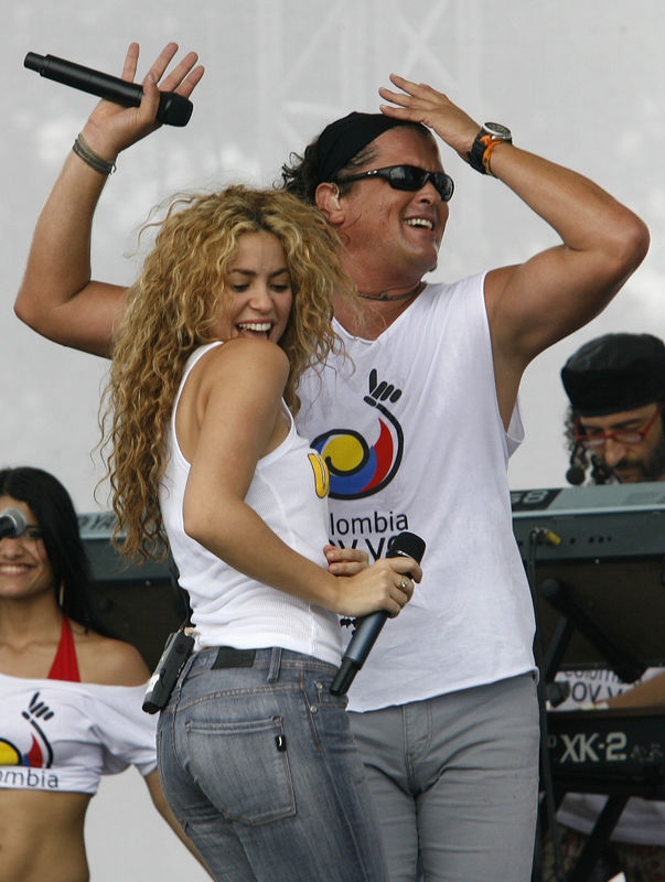 © Reuters. IMAGEN DE ARCHIVO. Los cantantes colombianos Shakira y Carlos Vives, durante un concierto en Leticia, Colombia.