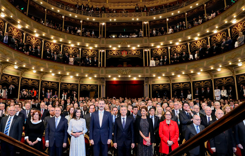 © Reuters. El Rey de España Felipe, y su esposa la reina Letizia, el presidente de Argentina Mauricio Macri y la primera dama Juliana Awada asisten a la inauguración del VIII Congreso Internacional de la Lengua Española , en Córdoba