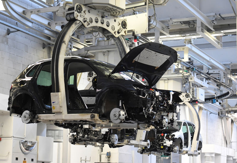© Reuters. Foto de archivo. Un automóvil en la línea de producción de una planta de Volkswagen en Wolfsburg