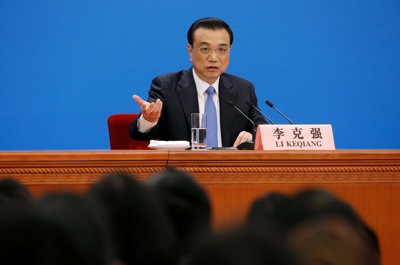 © Reuters. FOTO DE ARCHIVO: El primer ministro chino, Li Keqiang, en una conferencia de prensa en el Gran Palacio del Pueblo en Pekín