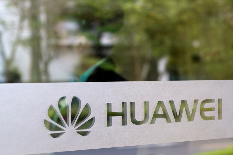 © Reuters. FILE PHOTO: Huawei's logo pictured inside the Ox Horn campus at Songshan Lake in Dongguan, Guangdong province