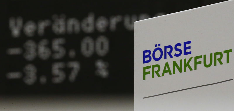 © Reuters. FOTO DE ARCHIVO: El índice de acciones de Alemania se muestra en la bolsa de Fráncfort