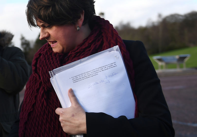 © Reuters. FOTO DE ARCHIVO: La líder del DUP de Irlanda del Norte, Arlene Foster, en las afueras del edificio del Parlamento Stormont en Belfast